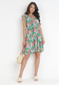 Born2be - Zielona Sukienka Mini z Gumką w Talii i Falbankami z Wiskozy Calanna. Typ kołnierza: kołnierz z falbankami. Kolor: zielony. Materiał: wiskoza. Sezon: wiosna, lato. Długość: mini #3