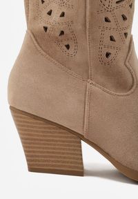 Renee - Ciemnobeżowe Ażurowe Kozaki Typu Kowbojki na Stożkowym Obcasie Antastus. Kolor: beżowy. Materiał: zamsz. Wzór: ażurowy. Obcas: na obcasie. Styl: boho. Wysokość obcasa: średni #8