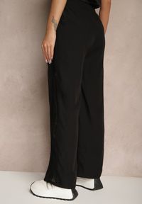 Renee - Czarne Szerokie Spodnie z Bawełną High Waist Ozdobione Koronką Efandiela. Okazja: na co dzień, na imprezę. Stan: podwyższony. Kolor: czarny. Materiał: bawełna, koronka. Długość: długie. Wzór: aplikacja, koronka. Styl: elegancki, casual #4