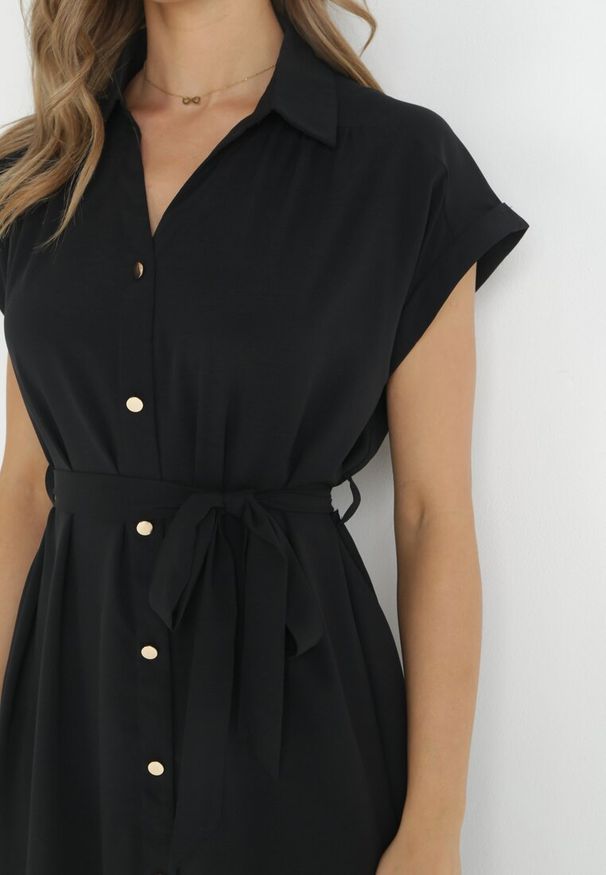 Born2be - Czarna Sukienka Koszulowa Wiązana w Pasie z Krótkimi Rękawami Clairana. Kolor: czarny. Długość rękawa: krótki rękaw. Typ sukienki: koszulowe