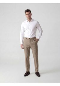 Reserved - Garniturowe spodnie carrot - beżowy. Kolor: beżowy. Materiał: wiskoza, tkanina #1