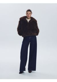 Reserved - Sztuczne futerko z kołnierzem - ciemnobrązowy. Kolor: brązowy. Materiał: futro #1