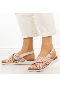 POTOCKI - Beżowe płaskie sandały damskie Potocki 90374. Okazja: na co dzień, na spacer. Zapięcie: pasek. Kolor: beżowy. Materiał: materiał, jeans, skóra. Wzór: kolorowy, aplikacja. Sezon: wiosna, lato. Obcas: na płaskiej podeszwie. Styl: wakacyjny, casual #1