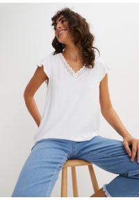 bonprix - Shirt ze zrównoważonej wiskozy z koronką. Kolor: biały. Materiał: koronka, wiskoza. Wzór: koronka