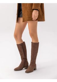 Ryłko - Brązowe kozaki ze skóry welurowej. Zapięcie: zamek. Kolor: brązowy. Materiał: welur, skóra. Szerokość cholewki: normalna. Obcas: na obcasie. Styl: street, klasyczny, elegancki. Wysokość obcasa: średni #1