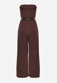 Renee - Brązowy Kombinezon VICES Bandeau z Falbankami i Paskiem w Eleganckim Stylu Pinoia. Kolor: brązowy. Długość rękawa: bez rękawów. Styl: elegancki #4