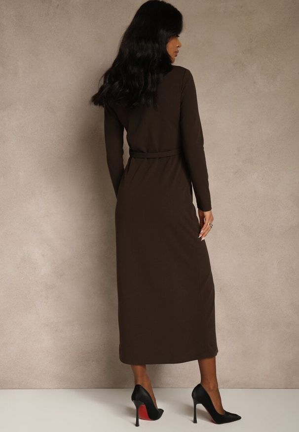 Renee - Brązowa Koszulowa Sukienka z Wiskozą Ozdobiona Paskiem i Guzikami Vetionna. Okazja: na co dzień, na imprezę. Kolor: brązowy. Materiał: wiskoza. Wzór: aplikacja. Typ sukienki: koszulowe. Styl: casual, elegancki. Długość: midi