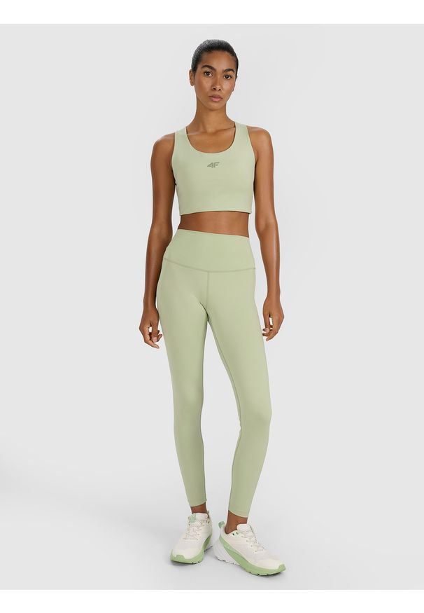 4f - 4F Biustonosz treningowy z niskim wsparciem - zielony XS. Kolor: zielony. Materiał: elastan, włókno, syntetyk, materiał, guma. Rodzaj stanika: wyciągane miseczki. Wzór: gładki, ze splotem. Sport: fitness, joga i pilates