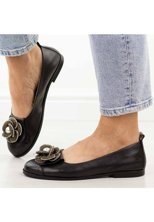 DEONI - Czarne skórzane Polskie półbuty damskie Deoni D047. Okazja: na co dzień. Nosek buta: okrągły. Kolor: czarny. Materiał: skóra. Szerokość cholewki: normalna. Wzór: aplikacja, kwiaty. Sezon: wiosna, jesień, lato. Styl: casual, elegancki, klasyczny, wizytowy