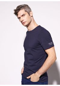 Ochnik - Granatowy basic T-shirt męski z logo. Kolor: niebieski. Materiał: bawełna. Długość: krótkie