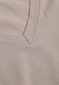 Born2be - Beżowy T-shirt z Bawełny z Trójkątnym Dekoltem Siliphe. Okazja: do pracy, na co dzień, na spotkanie biznesowe. Kolor: beżowy. Materiał: bawełna. Styl: elegancki, biznesowy, casual #4