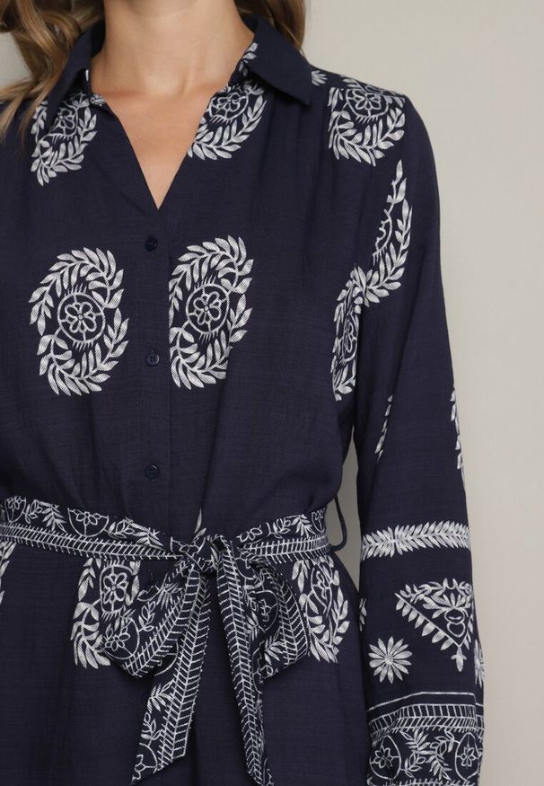 Born2be - Granatowa Koszulowa Sukienka Ozdobiona Ornamentalnym Wzorem z Wiązanym Paskiem Roriola. Okazja: do pracy, na co dzień. Kolor: niebieski. Materiał: wiskoza, tkanina, skóra. Wzór: aplikacja. Typ sukienki: koszulowe. Styl: elegancki, klasyczny, casual