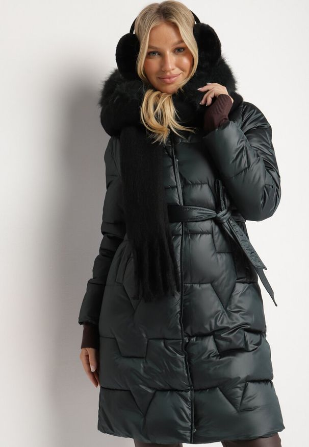Born2be - Ciemnozielona Pikowana Kurtka o Długim Kroju Ozdobiona Paskiem i Odpinanym Futerkiem Milirra. Okazja: na spacer. Kolor: zielony. Materiał: futro. Długość: długie. Wzór: aplikacja. Styl: wizytowy, elegancki