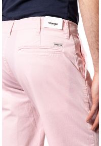 Wrangler - KRÓTKIE SPODENKI WRANGLER CHINO SHORT PEPPA PINK W14AMM20A. Materiał: materiał. Długość: krótkie. Wzór: jednolity, aplikacja #8