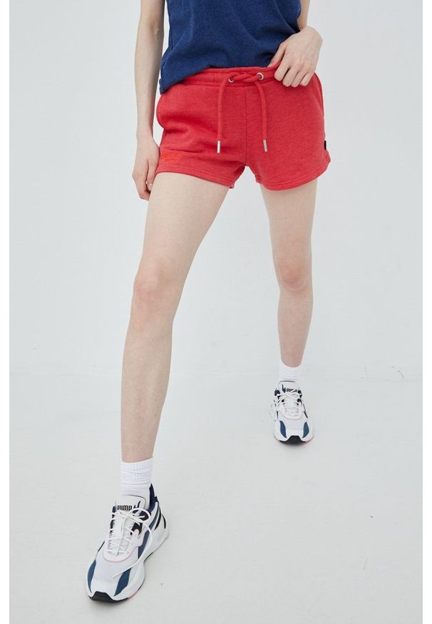 Superdry szorty damskie kolor czerwony melanżowe high waist. Okazja: na co dzień. Stan: podwyższony. Kolor: czerwony. Materiał: bawełna. Wzór: melanż. Styl: casual