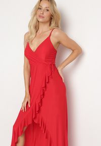 Born2be - Czerwona Koktajlowa Sukienka z Kopertowym Dekoltem na Ramiączkach z Ozdobną Falbanką Nestasi. Okazja: na co dzień. Kolor: czerwony. Długość rękawa: na ramiączkach. Typ sukienki: kopertowe. Styl: wizytowy #4