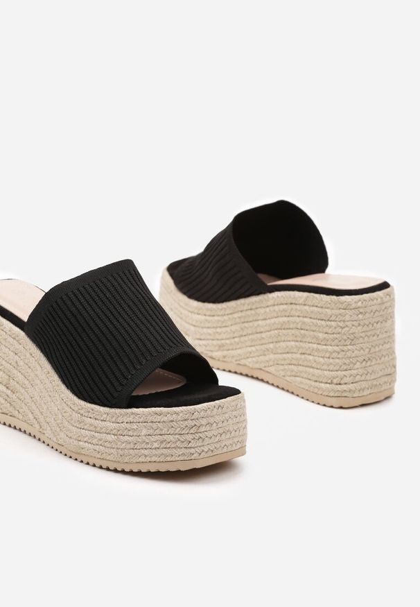 Renee - Czarne Casualowe Klapki w Stylu Boho na Koturnie z Plecionką Neltara. Okazja: na co dzień. Nosek buta: otwarty. Kolor: czarny. Sezon: lato. Obcas: na koturnie. Styl: boho, casual. Wysokość obcasa: średni