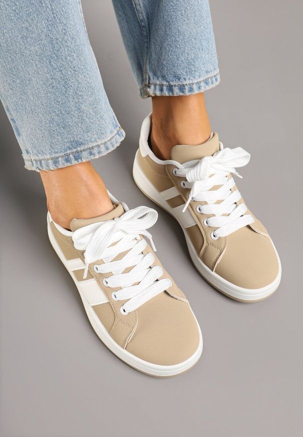Born2be - Ciemnobeżowe Sneakersy na Płaskiej Podeszwie Ozdobione Paskami Ravesi. Okazja: na co dzień. Zapięcie: pasek. Kolor: beżowy. Materiał: jeans. Wzór: aplikacja. Obcas: na płaskiej podeszwie