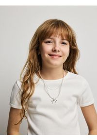 Reserved - Prążkowany t-shirt - złamana biel. Materiał: prążkowany