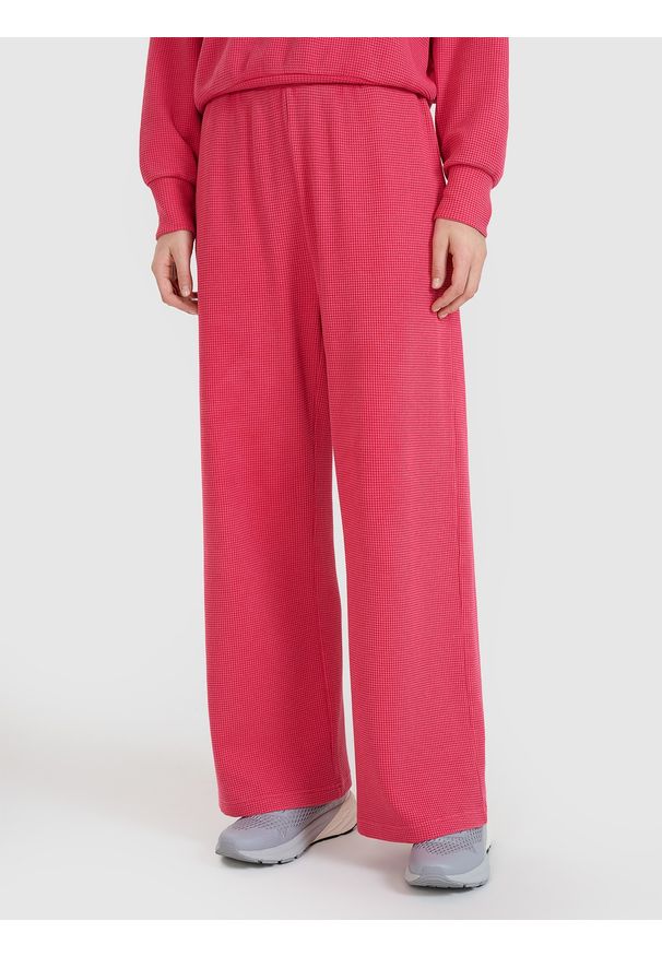 4f - 4F Spodnie oversize z szerokimi nogawkami damskie - różowe S. Kolor: różowy. Materiał: poliester, bawełna, dresówka, materiał, dzianina. Wzór: ze splotem