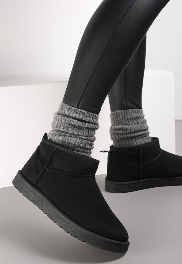 Born2be - Czarne Śniegowce Actilea. Okazja: na co dzień. Wysokość cholewki: przed kostkę. Nosek buta: okrągły. Kolor: czarny. Materiał: futro. Szerokość cholewki: normalna. Styl: casual