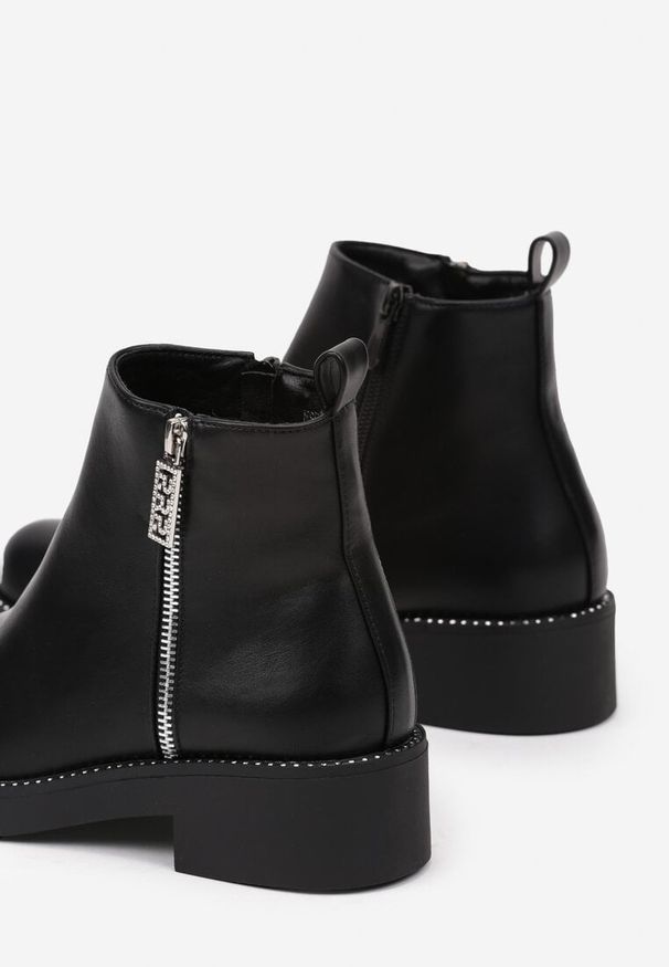 Born2be - Czarne Botki na Płaskiej Podeszwie z Ozdobnym Suwakiem i Cyrkoniami Ravanira. Kolor: czarny. Materiał: jeans. Wzór: gładki. Sezon: zima, jesień. Obcas: na płaskiej podeszwie. Styl: elegancki. Wysokość obcasa: niski