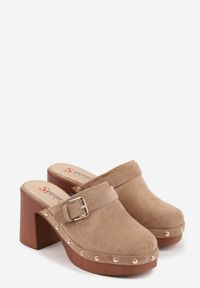 Renee - Ciemnobeżowe Klapki na Słupku w Stylu Chodaków z Klamrami i Nitami Semelaia. Okazja: na co dzień. Kolor: beżowy. Wzór: aplikacja. Obcas: na słupku. Styl: casual, boho #6