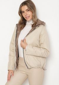 Born2be - Brązowa Pikowana Kurtka o Dwustronnym Kroju z Odpinanym Kapturem Zeorina. Okazja: na co dzień. Kolor: brązowy. Materiał: jeans. Wzór: gładki. Styl: elegancki, casual