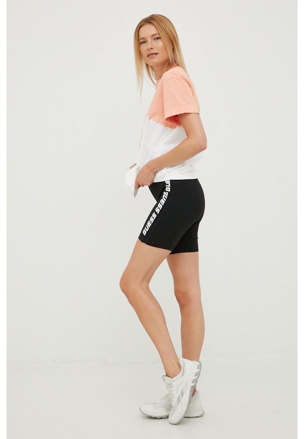 Guess szorty damskie kolor czarny z nadrukiem high waist. Stan: podwyższony. Kolor: czarny. Materiał: włókno, skóra, materiał. Wzór: nadruk