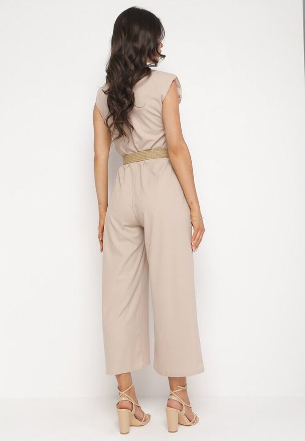 Born2be - Beżowy Kombinezon Zapinany na Suwak z Poduszkami w Ramionach i Paskiem z Klamrą Bless. Okazja: na co dzień. Kolor: beżowy. Styl: klasyczny, casual