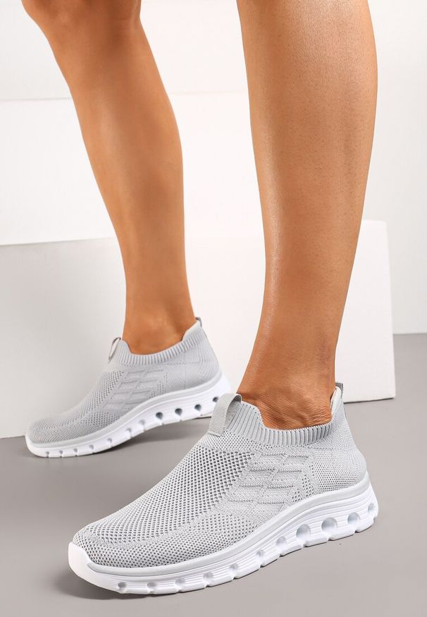 Born2be - Szare Buty Sportowe z Wycięciami na Podeszwie i Elastyczną Cholewką Drakia. Okazja: na spotkanie biznesowe, do pracy, na co dzień. Kolor: szary. Materiał: jeans. Szerokość cholewki: normalna