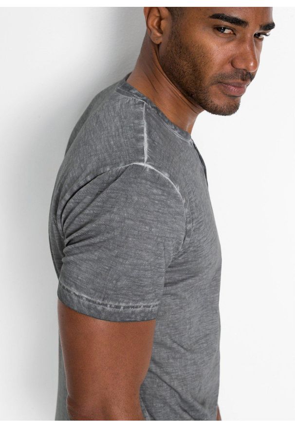 bonprix - T-shirt z dekoltem henley z krótkim rękawem, z efektem sprania, z czystej bawełny organicznej. Typ kołnierza: typu henley. Kolor: szary. Materiał: bawełna. Długość rękawa: krótki rękaw. Długość: krótkie. Wzór: nadruk