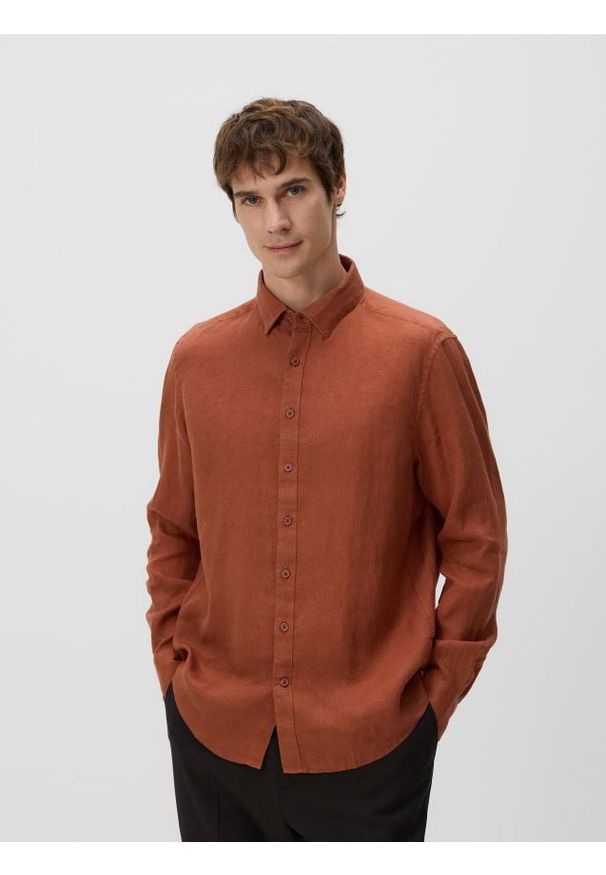 Reserved - Lniana koszula regular fit - miedziany. Kolor: brązowy. Materiał: len