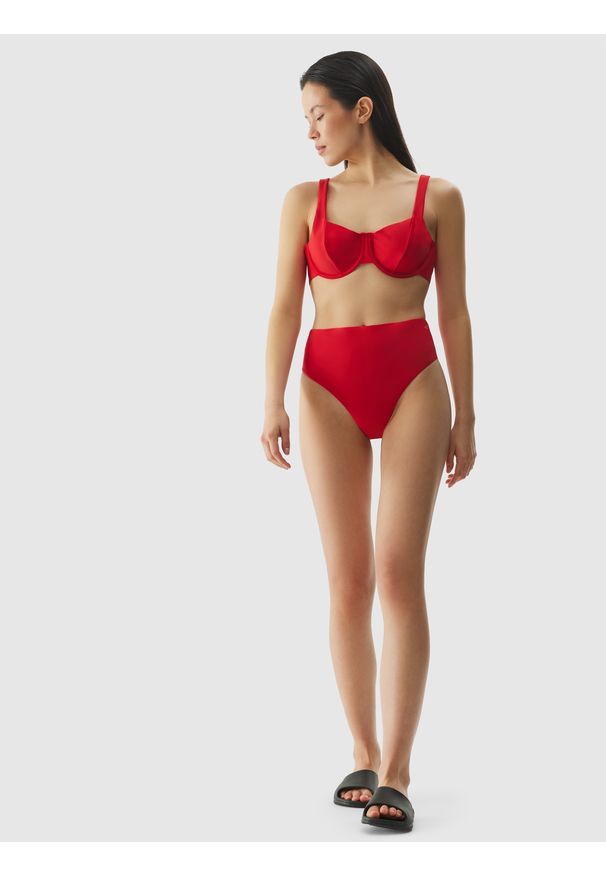 4f - Dół od bikini damski - czerwony. Stan: podwyższony. Kolor: czerwony. Materiał: materiał, syntetyk, włókno, elastan. Wzór: jednolity
