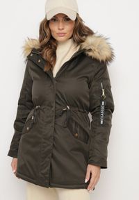 Born2be - Zielono-Beżowa Kurtka Parka z Futerkowym Odpinanym Zdobieniem przy Kapturze Inellae. Okazja: na co dzień. Kolor: zielony. Materiał: dzianina, futro, jeans. Wzór: aplikacja. Styl: casual, elegancki, klasyczny #1