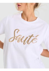 Sinsay - Bawełniana koszulka z połyskującymi aplikacjami - biały. Kolor: biały. Materiał: bawełna. Wzór: aplikacja #1