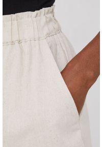 Answear Lab szorty bawełniane damskie kolor beżowy gładkie high waist. Okazja: na co dzień. Stan: podwyższony. Kolor: beżowy. Materiał: bawełna. Wzór: gładki. Styl: wakacyjny #2