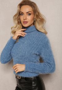 Renee - Granatowy Golf z Puchatego Materiału z Wełną i Długim Rękawem Geolla. Typ kołnierza: golf. Kolor: niebieski. Materiał: materiał, wełna. Długość rękawa: długi rękaw. Długość: długie. Wzór: jednolity. Sezon: zima, jesień