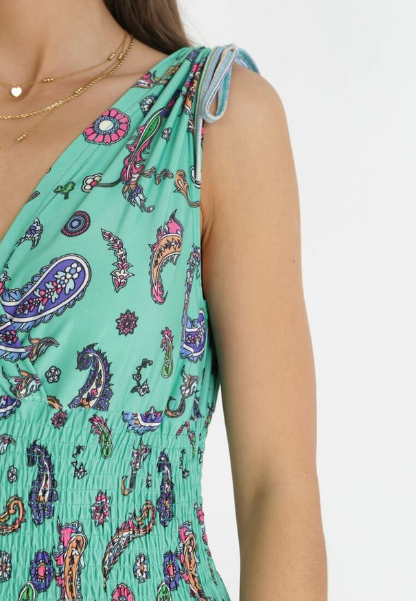 Born2be - Zielona Sukienka Maxi z Gumką w Pasie i Głębokim Dekoltem we Wzór Paisley Emmatta. Kolor: zielony. Wzór: paisley. Sezon: wiosna, lato. Długość: maxi