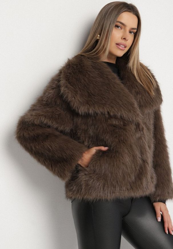Born2be - Brązowa Kurtka Futro z Wsuwanymi Kieszeniami Liriena. Okazja: na co dzień, na spacer. Kolor: brązowy. Materiał: futro. Styl: klasyczny, casual, elegancki