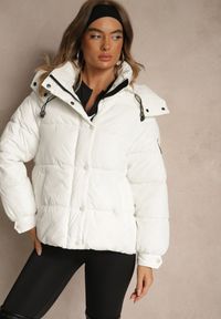 Renee - Biała Oversizowa Kurtka Puffer z Kapturem i Naszywką przy Rękawie Azine. Okazja: na co dzień. Typ kołnierza: kaptur. Kolor: biały. Materiał: jeans, dzianina. Wzór: aplikacja. Styl: casual