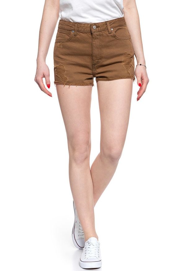 Wrangler - WRANGLER THE SHORT SADDLE BROWN W27XRJ248 112128207. Stan: podwyższony. Materiał: jeans, denim, bawełna. Długość: krótkie. Sezon: wiosna, lato, jesień. Styl: wakacyjny, klasyczny
