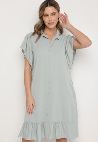 Born2be - Jasnozielona Sukienka Koszulowa z Guzikami i Falbankami Tenalena. Okazja: na co dzień. Typ kołnierza: kołnierz z falbankami. Kolor: zielony. Typ sukienki: koszulowe. Styl: elegancki, casual, sportowy #7