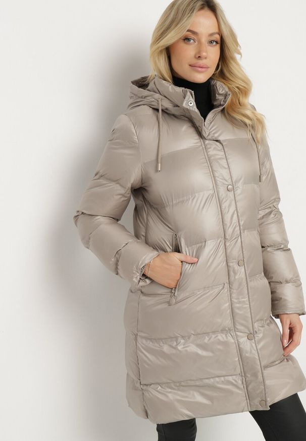 Born2be - Beżowa Pikowana Kurtka o Długim Kroju z Kapturem Kieszeniami i Dwustronnym Suwakiem Sanarose. Okazja: na spacer, na co dzień. Typ kołnierza: kaptur. Kolor: beżowy. Materiał: jeans, dzianina. Długość: długie. Wzór: aplikacja. Styl: elegancki, casual