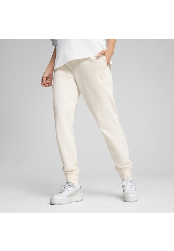 Puma - Damskie spodnie dresowe ESS ELEVATED PUMA No Dye Color Mix. Materiał: dresówka. Sport: turystyka piesza