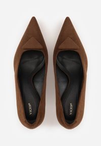 Renee - Brązowe Czółenka VICES na Obcasie Kaczuszka z Aplikacją w Kształcie Trójkąta Ilereisis. Kolor: brązowy. Materiał: koronka. Wzór: aplikacja. Obcas: na obcasie. Wysokość obcasa: średni #6