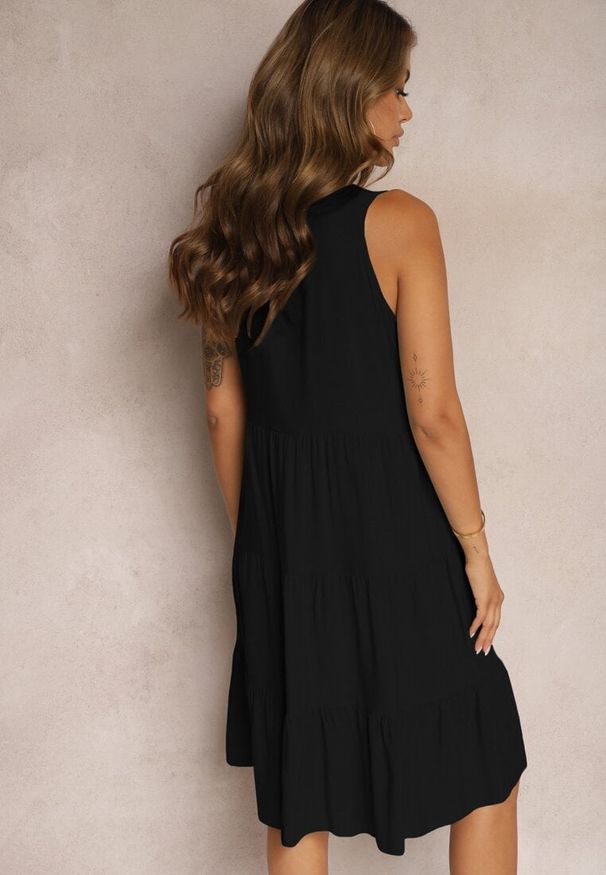 Renee - Czarna Bawełniana Sukienka o Rozkloszowanym Kroju Bez Rękawów Gladea. Okazja: na randkę, na co dzień. Kolor: czarny. Materiał: bawełna. Długość rękawa: bez rękawów. Sezon: jesień, lato. Typ sukienki: proste. Styl: casual, elegancki