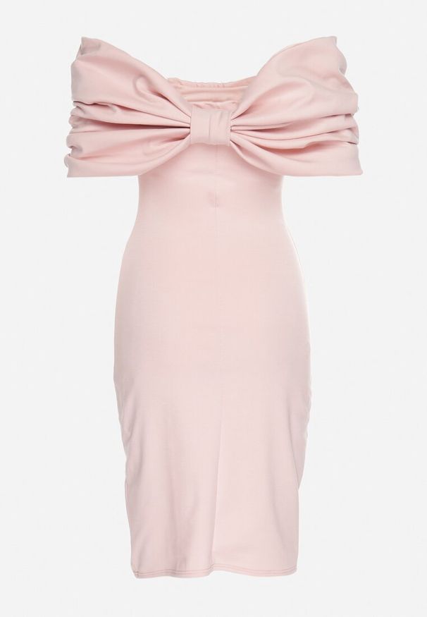 Born2be - Różowa Taliowana Sukienka Dopasowana z Odsłoniętymi Ramionami i Drapowaniem Palamiria. Okazja: na imprezę, na randkę. Kolor: różowy