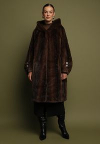 Born2be - Brązowy Elegancki Płaszcz Futerko z Kapturem i Ozdobnymi Guzikami Esilea. Okazja: na co dzień. Typ kołnierza: kaptur. Kolor: brązowy. Materiał: futro. Długość: długie. Wzór: aplikacja. Styl: elegancki #3