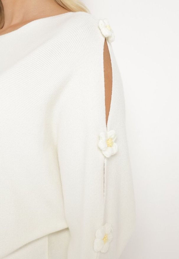 Born2be - Jasnobeżowy Sweter z Wiskozą i Wycięciami przy Rękawach Evancia. Okazja: na co dzień, na spotkanie biznesowe, do pracy. Kolor: beżowy. Materiał: wiskoza. Styl: klasyczny, elegancki, biznesowy, casual